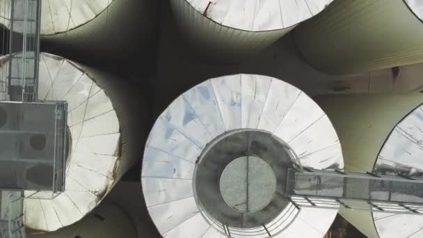 ビール製造工場上空を飛行するドローンの空中ビュー タンクのいくつかの行 — ストック動画