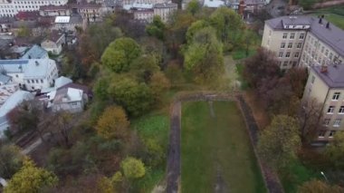 Binaların üzerinde uçan bir İHA 'nın havadan görüntüsü, çatı çatışması ve mimari. Lviv, Ukrayna. Sonbaharda çekim..