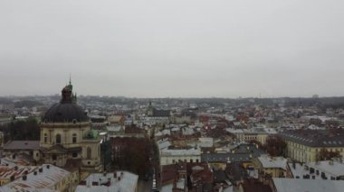 Binaların üzerinde uçan bir İHA 'nın havadan görüntüsü, çatı çatışması ve mimari. Lviv, Ukrayna. Sonbaharda çekim..