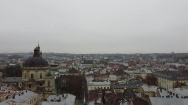 Binaların üzerinde uçan bir İHA 'nın havadan görüntüsü, çatı çatışması ve mimari. Lviv, Ukrayna. Sonbaharda çekim..