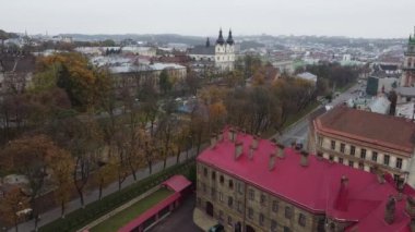 Binaların üzerinde uçan bir İHA 'nın havadan görüntüsü, çatı çatışması ve mimari. Lviv, Ukrayna. Sonbaharda çekim..