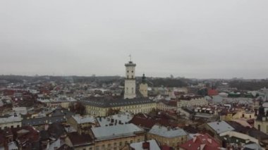 Binaların üzerinde uçan bir İHA 'nın havadan görüntüsü, çatı çatışması ve mimari. Lviv, Ukrayna. Sonbaharda çekim..