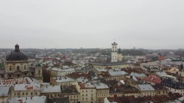 Binaların üzerinde uçan bir İHA 'nın havadan görüntüsü, çatı çatışması ve mimari. Lviv, Ukrayna. Sonbaharda çekim..