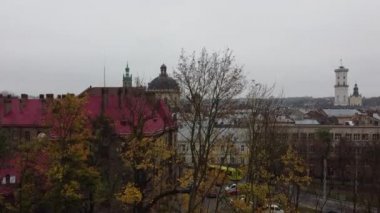 Binaların üzerinde uçan bir İHA 'nın havadan görüntüsü, çatı çatışması ve mimari. Lviv, Ukrayna. Sonbaharda çekim..