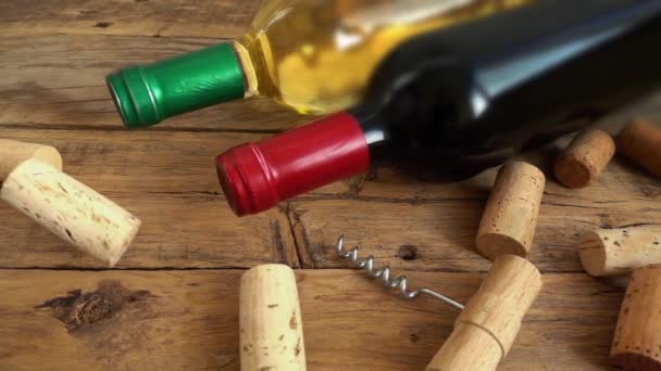 Botellas Vino Una Vieja Tabla Madera Vintage Corchos Que Caen — Vídeo de stock