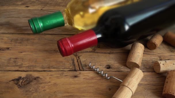 Botellas Vino Una Vieja Tabla Madera Vintage Corchos Que Caen — Vídeos de Stock