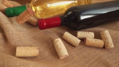 Şişe içinde şarap ve torbaya düşen mantarlar. Yavaş çekim.