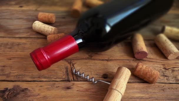 Botellas Vino Una Vieja Tabla Madera Vintage Corchos Que Caen — Vídeos de Stock