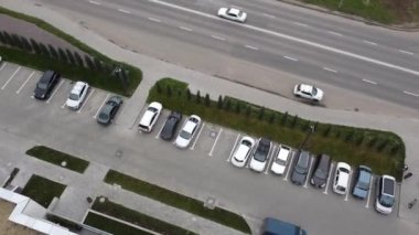 İHA 'nın konut binalarının ve yolların üzerinde uçuşu..