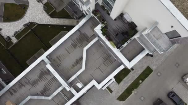 一架无人驾驶飞机飞越住宅大楼 屋顶射击和建筑的空中图像 — 图库视频影像