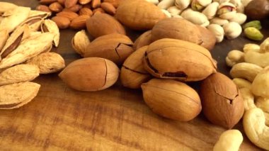 Tahtada çeşitli fındıklar..