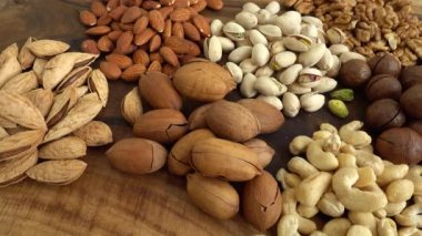 Tahtada çeşitli fındıklar..