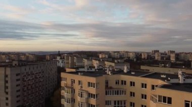 Binaların üzerinde uçan bir İHA 'nın havadan görüntüsü, çatı çekimi ve mimari.