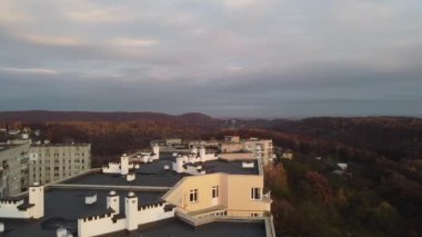 Binaların üzerinde uçan bir İHA 'nın havadan görüntüsü, çatı çekimi ve mimari.