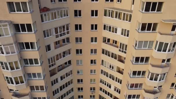 Vedere Aeriană Unei Drone Care Zboară Lângă Clădire Rezidențială — Videoclip de stoc