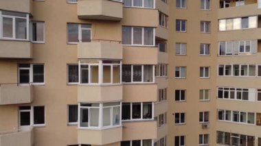 İHA 'nın bir konut binasının yakınında uçtuğunu gösteren hava görüntüsü..