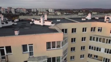 Binaların üzerinde uçan bir İHA 'nın havadan görüntüsü, çatı çekimi ve mimari.