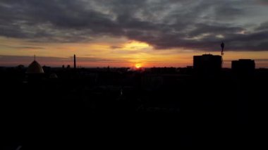 Şehrin üzerinde uçan bir İHA 'nın hava görüntüsü. Gökyüzünde gün batımı.