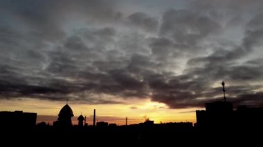 Şehrin üzerinde uçan bir İHA 'nın hava görüntüsü. Gökyüzünde gün batımı.