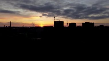 Şehrin üzerinde uçan bir İHA 'nın hava görüntüsü. Gökyüzünde gün batımı.