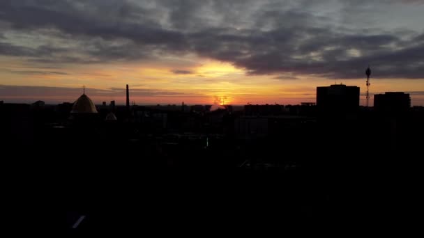 Luchtfoto Van Een Drone Die Stad Vliegt Zonsondergang Lucht — Stockvideo