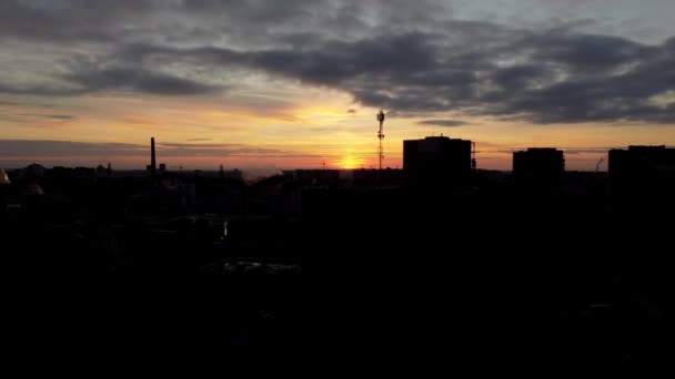 Şehrin Üzerinde Uçan Bir Nın Hava Görüntüsü Gökyüzünde Gün Batımı — Stok video