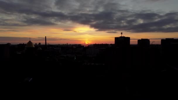 Flygfoto Drönare Som Flyger Över Staden Solnedgång Himlen — Stockvideo