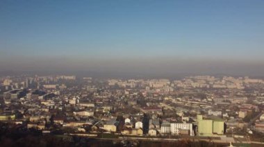 Şehrin üzerinde uçan bir İHA 'nın hava görüntüsü.