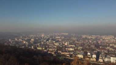 Şehrin üzerinde uçan bir İHA 'nın hava görüntüsü.