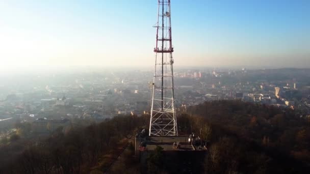 Widok Lotu Ptaka Pobliżu Wieży Telewizyjnej — Wideo stockowe