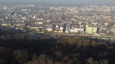 Şehrin üzerinde uçan bir İHA 'nın hava görüntüsü.