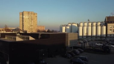 Bira üretim fabrikasının üzerinde uçan bir dronun hava görüntüsü, birkaç sıra tank....