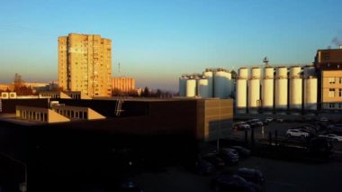 Bira üretim fabrikasının üzerinde uçan bir dronun hava görüntüsü, birkaç sıra tank....