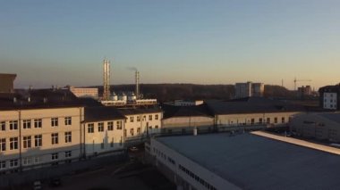 Bira üretim fabrikasının üzerinde uçan bir dronun hava görüntüsü, birkaç sıra tank....