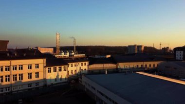 Bira üretim fabrikasının üzerinde uçan bir dronun hava görüntüsü, birkaç sıra tank....