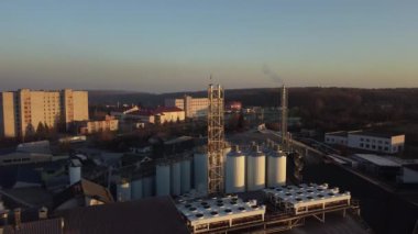 Bira üretim fabrikasının üzerinde uçan bir dronun hava görüntüsü, birkaç sıra tank....