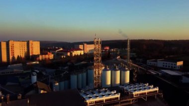 Bira üretim fabrikasının üzerinde uçan bir dronun hava görüntüsü, birkaç sıra tank....