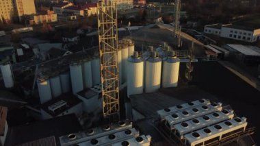 Bira üretim fabrikasının üzerinde uçan bir dronun hava görüntüsü, birkaç sıra tank....