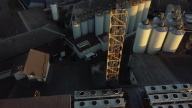 Bira üretim fabrikasının üzerinde uçan bir dronun hava görüntüsü, birkaç sıra tank....