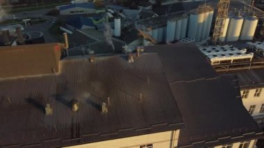 Bira üretim fabrikasının üzerinde uçan bir dronun hava görüntüsü, birkaç sıra tank....