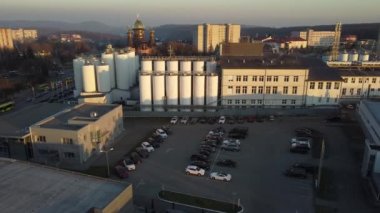 Bira üretim fabrikasının üzerinde uçan bir dronun hava görüntüsü, birkaç sıra tank....
