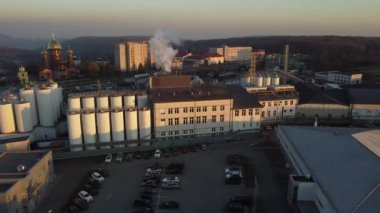 Bira üretim fabrikasının üzerinde uçan bir dronun hava görüntüsü, birkaç sıra tank....