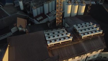 Bira üretim fabrikasının üzerinde uçan bir dronun hava görüntüsü, birkaç sıra tank....