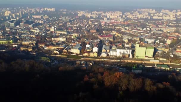 都市上空を飛行する無人機の空中ビュー — ストック動画