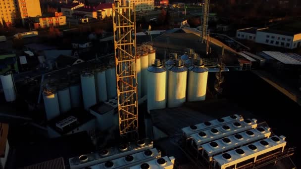 Luchtfoto Van Een Drone Die Bierfabriek Vliegt Meerdere Rijen Tanks — Stockvideo