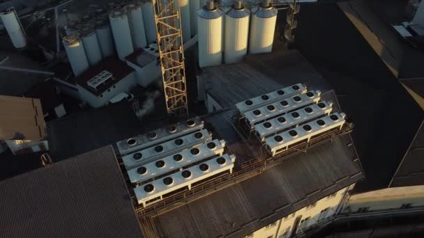 Luchtfoto Van Een Drone Die Bierfabriek Vliegt Meerdere Rijen Tanks — Stockvideo
