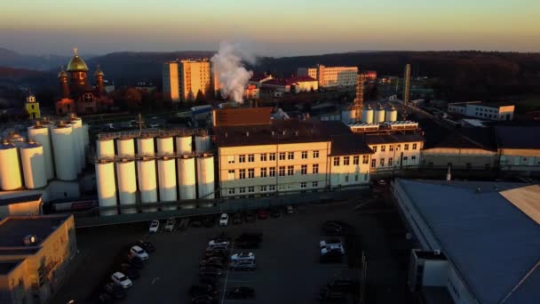 Vista Aérea Drone Voando Sobre Fábrica Cerveja Várias Fileiras Tanques — Vídeo de Stock