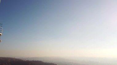 TV kulesinin yanında uçan bir İHA 'nın hava görüntüsü.