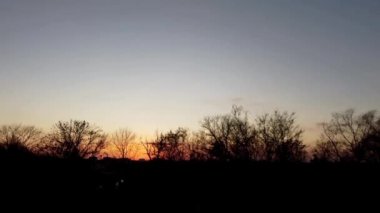 Şehrin üzerinde gün batımı.