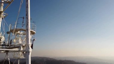 TV kulesinin yanında uçan bir İHA 'nın hava görüntüsü.